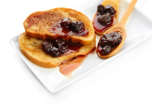 Wit brood toast met jam, geïsoleerd op wit — Stockfoto