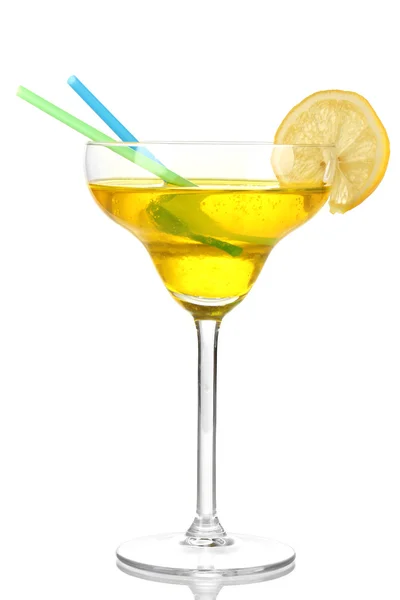 Cocktail giallo in vetro isolato su bianco — Foto Stock