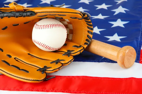 Beysbol eldiveni, yarasa ve Amerikan bayrağı arka plan üzerinde topu — Stok fotoğraf