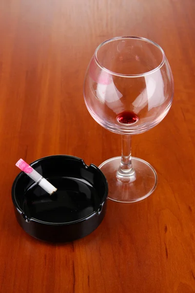 Impressum lippenstift op glas en sigaret — Stockfoto