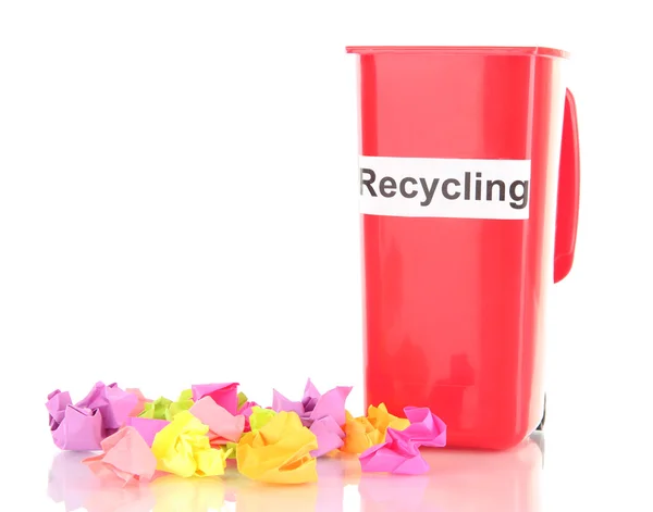 Reciclagem bin com papéis isolados em branco — Fotografia de Stock