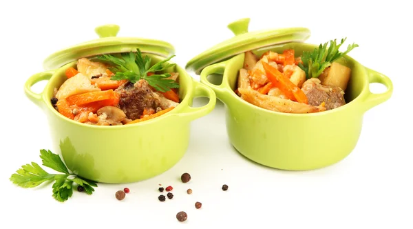 Sauté de bœuf fait maison avec des légumes dans des casseroles de couleur, isolé sur blanc — Photo