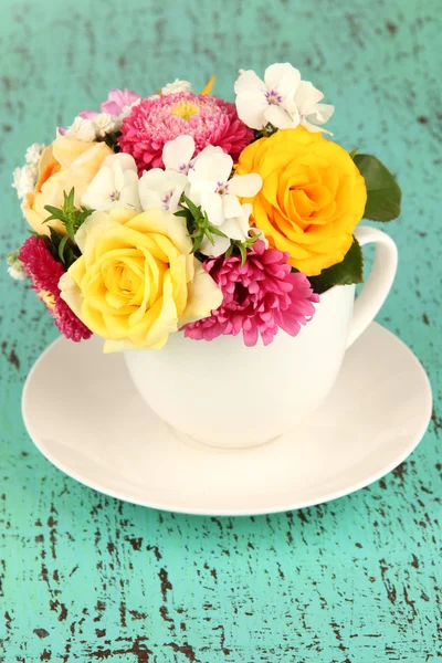 束美丽的鲜艳的花朵在彩色花瓶，在明亮的背景上 — 图库照片