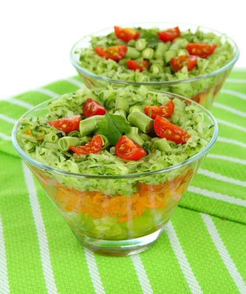 Salada saborosa com legumes frescos, isolada em branco — Fotografia de Stock