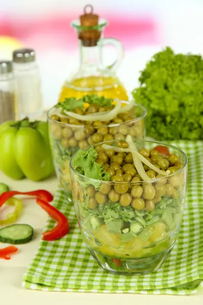 POCHOUTKOVÝ salát s čerstvou zeleninou na dřevěný stůl — Stock fotografie