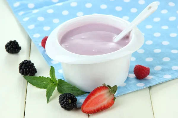 Delicious yogurt with berries on table close-up — Stock Photo, Image