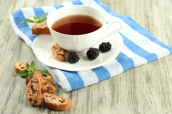 Taza de té con galletas y mora en primer plano de la mesa — Foto de Stock