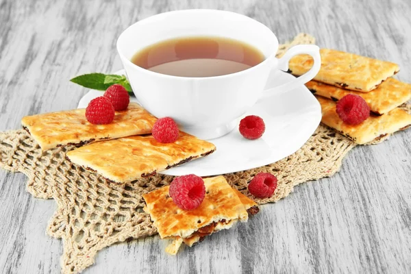 Cup of tea with cookies and raspberries on table close-up — Stock Photo, Image