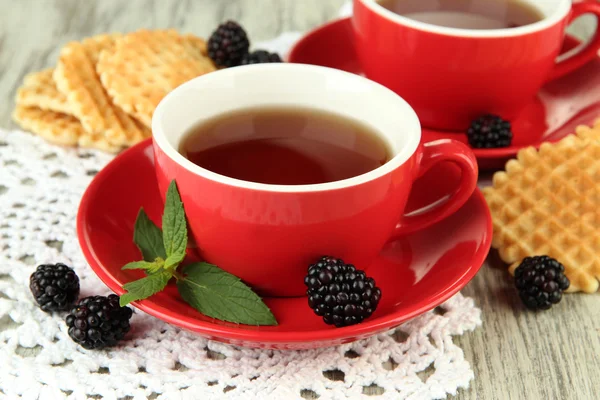 Csésze tea, a cookie-k és a blackberry, a táblázat közelről — Stock Fotó