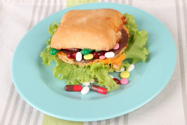 Konzeptbild für die Ernährungspflege: verschiedene Vitamine und Nahrungsergänzungsmittel im Brötchen. auf Holzgrund — Stockfoto