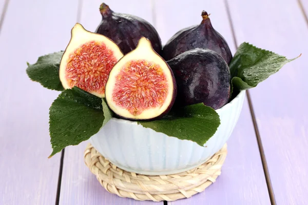 Ripe figs in bowl on wooden table close-up — Stock Photo, Image