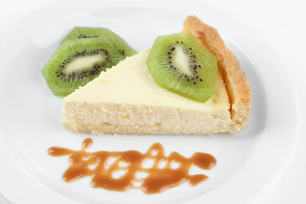 切片的猕猴桃水果和焦糖酱板，隔绝在白色乳酪蛋糕 — 图库照片