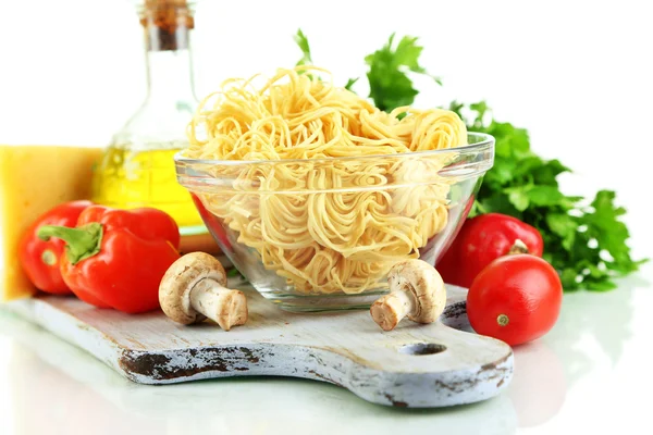 Massa com óleo, queijo e legumes isolados sobre branco — Fotografia de Stock