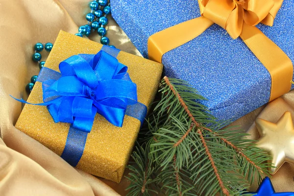 美しい明るいギフト、クリスマス装飾、絹の布 — ストック写真