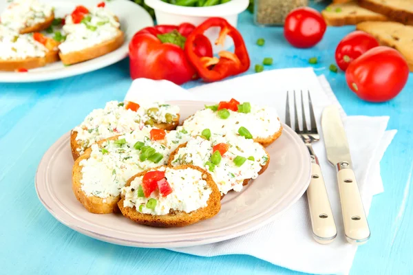 Sandwiches with cottage cheese and greens on plate on wooden table close-up — Stock Photo, Image