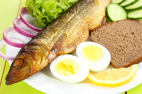 Rökt fisk på plattan på nära håll — Stockfoto