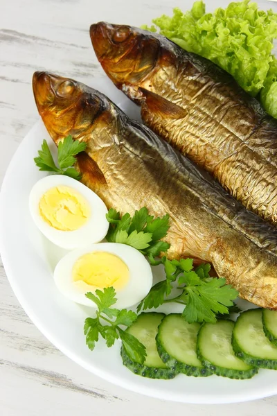 Rökt fisk på plattan på nära håll — Stockfoto