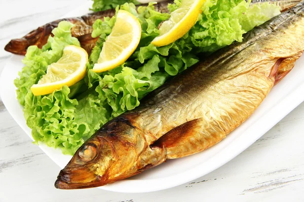 Räucherfisch auf dem Teller aus nächster Nähe — Stockfoto