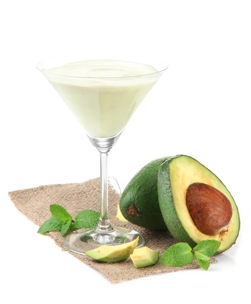 Frullato di avocado fresco isolato su bianco — Foto Stock