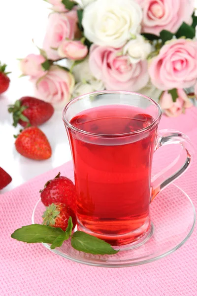 Delizioso tè alla fragola sul tavolo su sfondo bianco — Foto Stock
