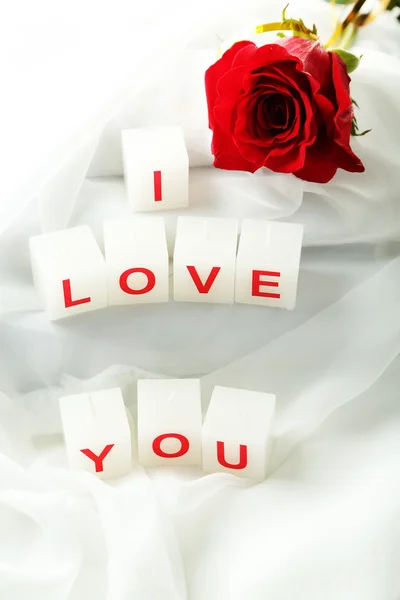 Candele con cartello stampato I LOVE YOU, su fondo in tessuto bianco — Foto Stock