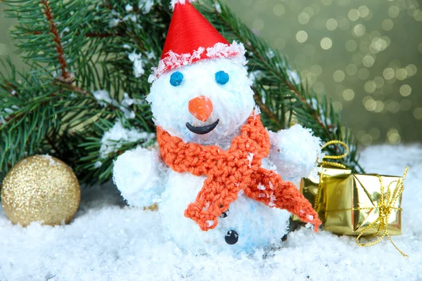 Hermoso muñeco de nieve y decoración de Navidad, sobre fondo brillante — Foto de Stock