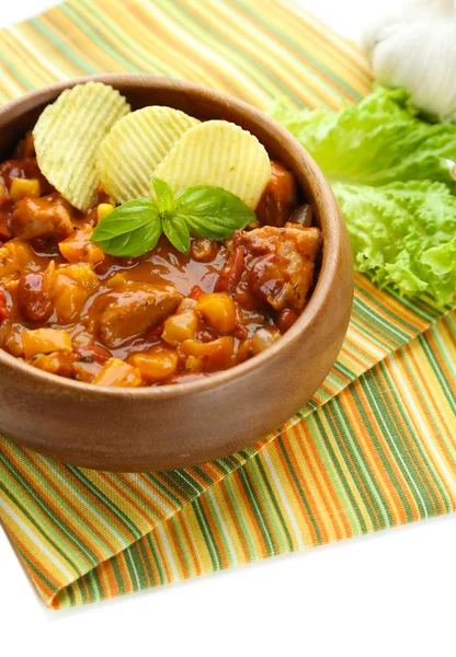 Chili Corn Carne - nourriture traditionnelle mexicaine, dans un bol en bois, sur une serviette, isolée sur du blanc — Photo