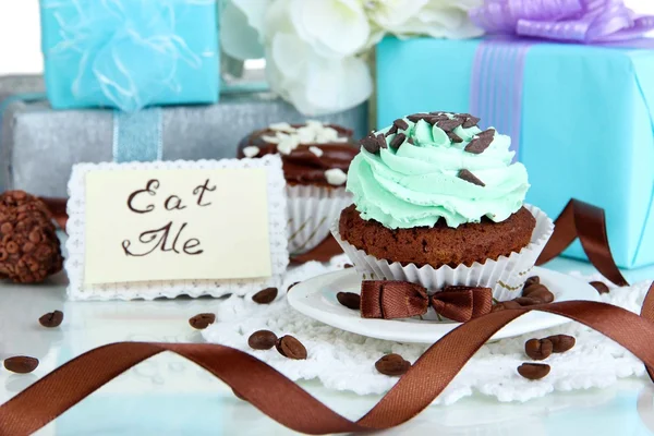 Smakelijke cupcake met geschenken close-up — Stockfoto