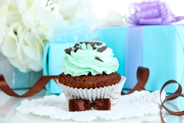 Tasty cupcake with gifts close up — Stock Photo, Image