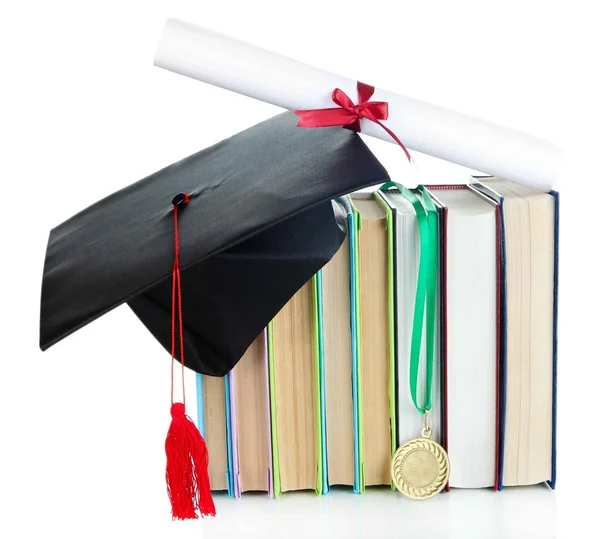 Μετάλλιο για το επίτευγμα στην εκπαίδευση με δίπλωμα, καπέλο και βιβλία που απομονώνονται σε λευκό — Φωτογραφία Αρχείου