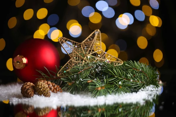 Hermosa composición de Navidad en la mesa sobre fondo brillante —  Fotos de Stock