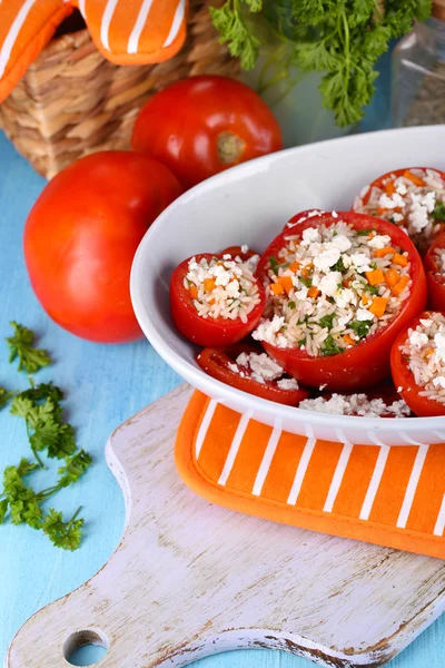 Fyllda tomater i skål på träbord närbild — Stockfoto