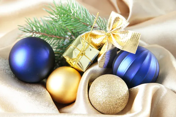 Schöne Weihnachtsdekoration auf goldenem Satintuch — Stockfoto