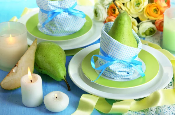 Peras em guardanapos em chapas em close-up de mesa de madeira — Fotografia de Stock