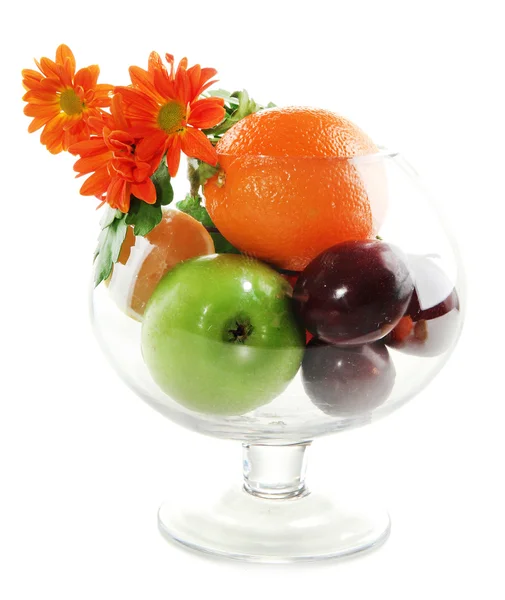 Frutas e flores diferentes em vaso de vidro isolado em branco — Fotografia de Stock