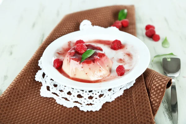 Panna cotta mit Himbeersoße, auf Holzgrund — Stockfoto