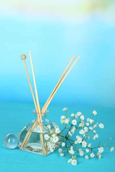 Aromatische Sticks für zu Hause mit blumigem Geruch auf blauem Hintergrund — Stockfoto