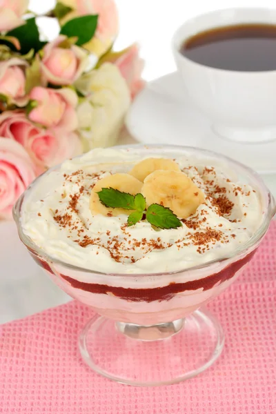 Deliciosa sobremesa com banana e caramelo na mesa sobre fundo branco — Fotografia de Stock