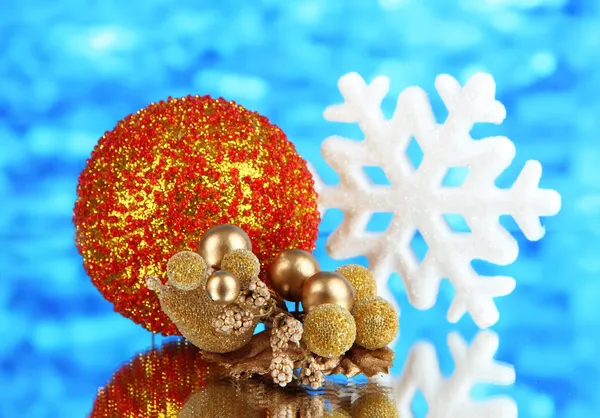 Composición de las bolas de Navidad sobre fondo azul —  Fotos de Stock