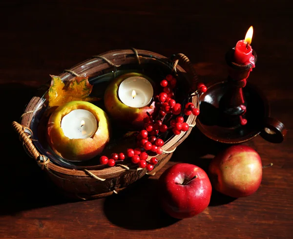 苹果与在木制的背景上的篮子里的蜡烛组成 — 图库照片