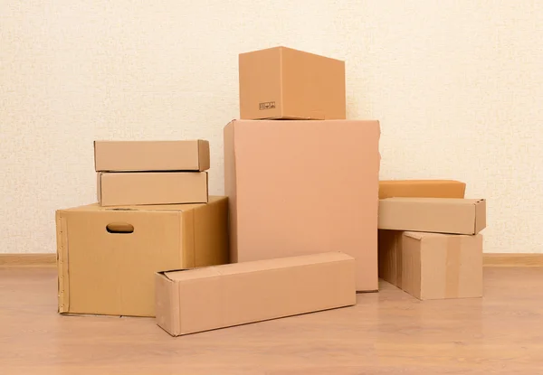Habitación vacía con pila de cajas de cartón: concepto de casa móvil —  Fotos de Stock