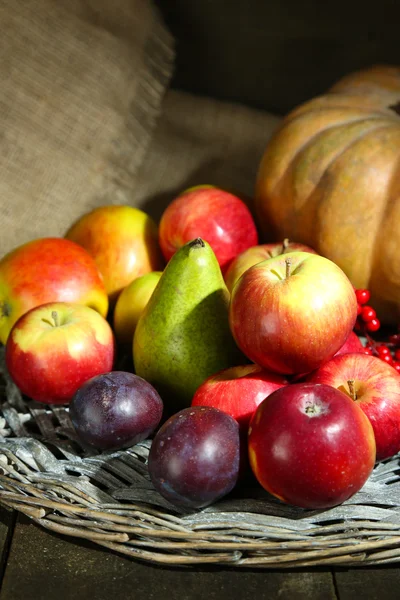 Jesień skład owoców i dynie na stół szczegół — Zdjęcie stockowe