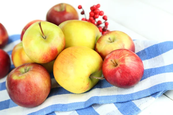 Manzanas jugosas aisladas en blanco —  Fotos de Stock