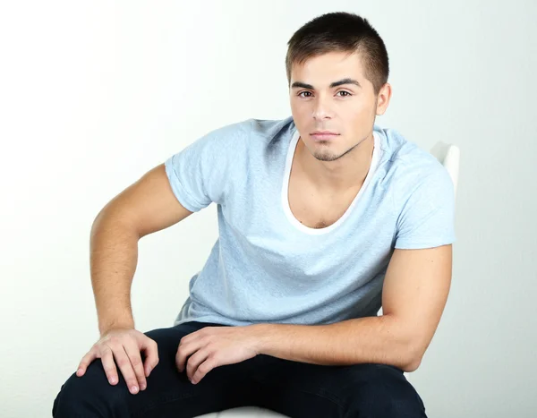 Guy assis sur une chaise dans la chambre — Photo