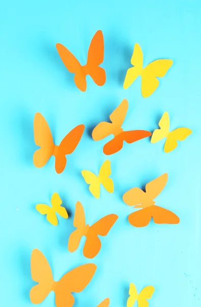 Papillons en papier sur fond de carton en bois bleu — Photo