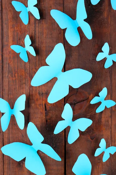 Papier papillons bleus sur fond de carton en bois — Photo