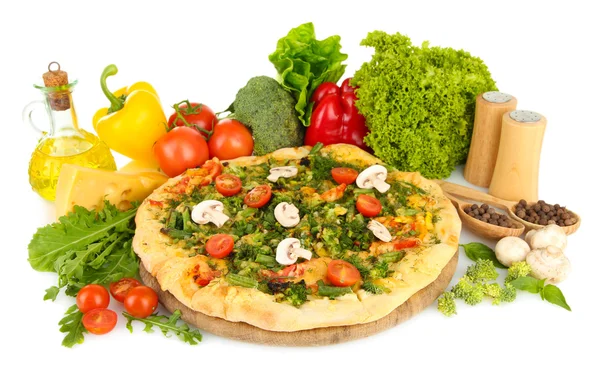 Sabrosa pizza vegetariana y verduras, aisladas en blanco —  Fotos de Stock