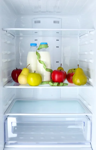 Foto conceptual de la dieta: comida saludable en el refrigerador —  Fotos de Stock