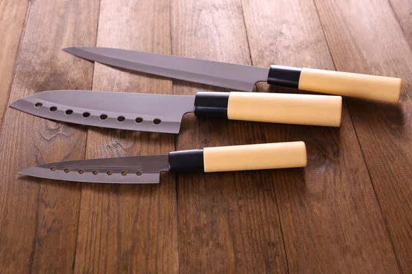 Кухонные ножи на деревянном фоне — стоковое фото