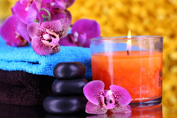 Beau cadre spa avec orchidée sur fond jaune — Photo